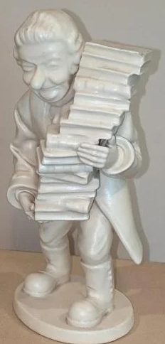 Mann mit Bücherstapel aus Prozellan